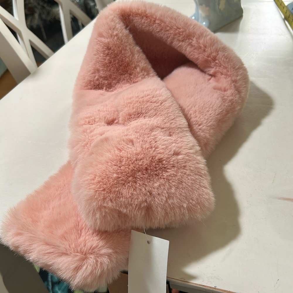 Faux fur scarf in blush